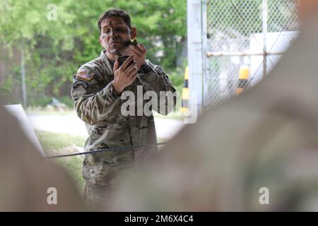 ÉTATS-UNIS Le sergent-chef de l'armée James Stelly, affecté aux États-Unis Le quartier général et le bataillon du quartier général de la huitième Armée appliquent de la peinture faciale lors d'une démonstration sur les techniques de camouflage en vue de l'aboutissement de la huitième semaine de la compétition du meilleur guerrier et de l'escouade de la huitième Armée de terre 2022 au Camp Casey, en Corée du Sud, au 8 mai 2022. Les concurrents sont composés des sept principaux commandements subordonnés de la huitième Armée. Banque D'Images