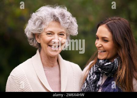 Passer une journée avec maman. Portrait d'une femme âgée et de sa fille adulte debout ensemble à l'extérieur. Banque D'Images