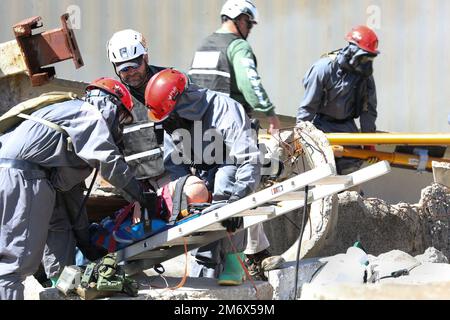 Des soldats de la 526th Engineer Construction Company extraient une victime simulée d'un immeuble qui s'est effondré lors de la réponse du Guardian 22 sur 8 mai 2022, au centre d'entraînement urbain de Muscatatuck, Ind. L’intervention du tuteur 22 est un exercice annuel d’intervention d’urgence en territoire national conçu pour perfectionner les compétences, renforcer les capacités et améliorer l’état de préparation des unités affectées à l’entreprise d’intervention CBRN du ministère de la Défense. Banque D'Images