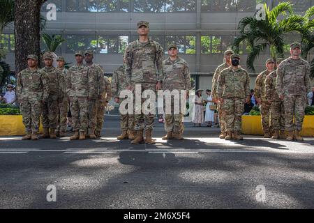 ÉTATS-UNIS Les forces armées et les soldats français participent à une cérémonie commémorant la fin de la Seconde Guerre mondiale en Europe, au Haut-Commissariat de la République Tahiti, Polynésie française, 8 mai 2022. La cérémonie a marqué le début de Marara 22, un exercice multinational qui renforce l'interopérabilité avec les alliés et les partenaires de la région du pacifique. Banque D'Images