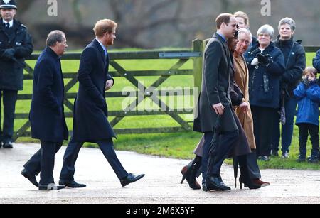 La famille royale se prépare à une autre entrevue avec le prince Harry, duc de Sussex, dans laquelle il est rapporté qu'il «voudrait faire revenir mon père et se départir». Le roi Charles III et le prince William, prince de Galles, sont restés à la pointe du prince Harry, duc de Sussex, interviews. Sur cette photo datée de 27 décembre 2015, le prince Harry (du pays de Galles) se promène derrière le prince William (duc de Cambridge), Kate (Catherine Middleton), duchesse de Cambridge et le prince Charles (prince de Galles), alors qu'ils se joignent à sa Majesté la reine Elizabeth II et à d'autres membres de la famille royale Banque D'Images