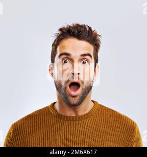 Oh non Portrait d'un jeune homme choqué sur fond gris. Banque D'Images