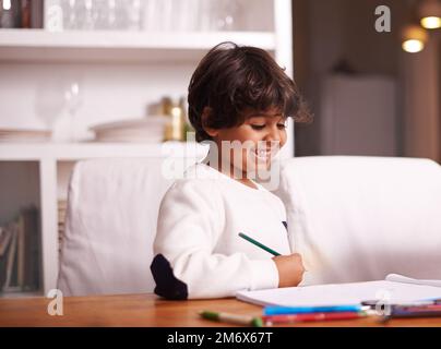 L'enfance est un moment pour s'amuser. un joli petit garçon à la maison. Banque D'Images