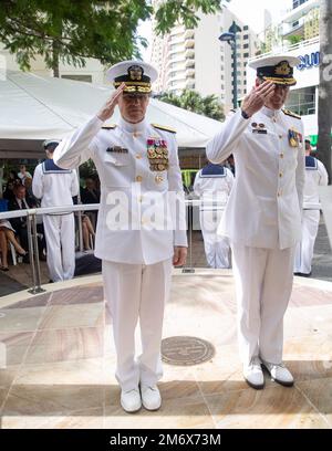 220508-N-VD554-1032 SURFERS PARADISE, Australie (8 mai 2022) – Vice-commandant, U.S. 7th Fleet Rear. Le SMA Robert Clark, à gauche, et le commandant de la Marine royale australienne, COVID-19, commandant de la Force opérationnelle arrière, Robert W. Plath saluent lors d’un service commémorant le 80th anniversaire de la bataille de la mer de Corail au parc de l’avenue Cavil à Surfers Paradise, en Australie. Sous le commandant, États-Unis Pacific Fleet, 7th Fleet est la flotte américaine La plus grande flotte numérotée déployée à l'avant de la Marine, et interagit et opère régulièrement avec 35 nations maritimes pour préserver une région libre et ouverte de l'Indo-Pacifique. Banque D'Images