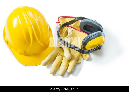 un casque jaune, des gants de travail et des écouteurs isolés sur fond blanc Banque D'Images