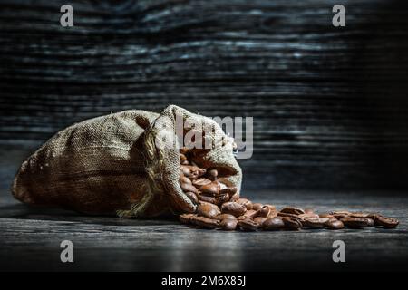 grains de café dispersés dans le sac Banque D'Images