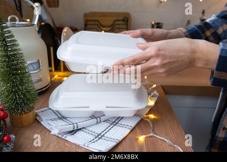 Service de livraison de nourriture conteneurs sur table blanc scandi cuisine festive dans décoration de noël. Eve nouvel an, gain de temps, trop paresseux t Banque D'Images