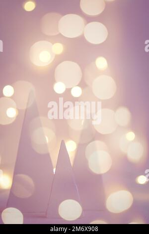 Arrière-plan de vacances flou avec des arbres de noël et des lumières de guirlande de bokeh Banque D'Images