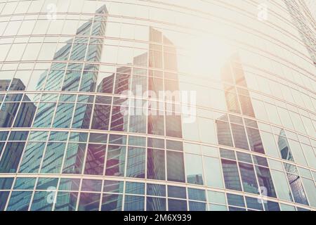 Reflet de gratte-ciels modernes éclairés par le soleil, vue d'ensemble des tours de la ville de Moscou Banque D'Images