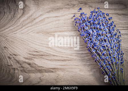 Bouquet de lavande violette séchée sur carton en bois copier espace concept de soins de santé. Banque D'Images