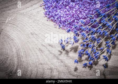 Bouquet de sel de mer de lavande séché sur bois de planche de soins de santé concept. Banque D'Images