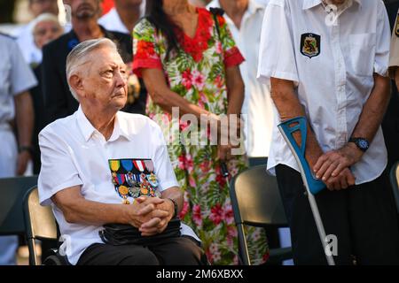 Un participant à la « victoire en Europe Day » regarde lors d'une cérémonie de commémoration de la Seconde Guerre mondiale devant le Haut-Commissariat de la République Tahiti, Polynésie française, 8 mai 2022. La cérémonie marque le début de la première itération de l'exercice Marara 22 au niveau multinational. Banque D'Images