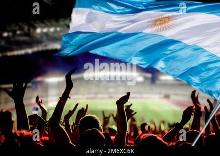 Supporters de football au stade et drapeau argentin Banque D'Images