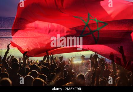 Les fans de football ou de football et le drapeau marocain Banque D'Images