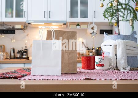 Service de livraison de nourriture conteneurs sur table blanc scandi cuisine festive dans décoration de noël. Eve nouvel an, gain de temps, trop paresseux t Banque D'Images