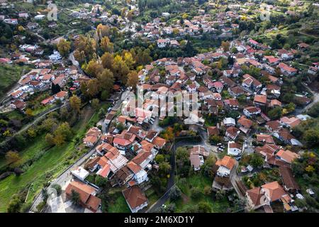 Paysage aérien de drone du village de montagne de kampos en automne. Troodos chypre Banque D'Images