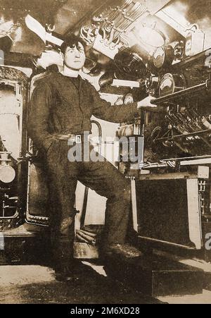 Une photographie en 1930 d'un ingénieur britannique ionisant la salle de contrôle d'un sous-marin. Banque D'Images