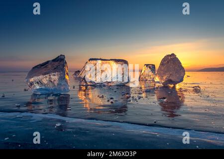 Coucher de soleil sur le lac Baikal gelé Banque D'Images