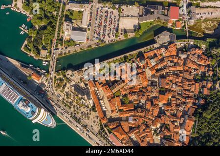 Grand bateau de croisière dans le port de Kotor Banque D'Images