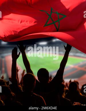 Supporters de football et drapeau marocain Banque D'Images