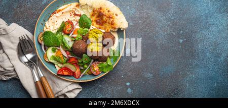 Repas arabe moyen-oriental avec frit de falafel, houmous, salade de légumes, pain pita Banque D'Images