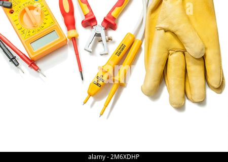 pince à dénuder pour multimètre numérique pour testeur électrique, gants en similicuir isolés Banque D'Images