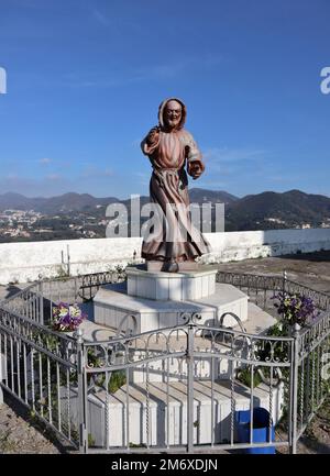 Dragonea - Statua di San Pio sul sagrato della Chiesa di San Pietro e Paolo Banque D'Images