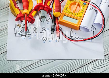 les tournevis isolés pour outils électriques isolent les pinces à dénuder les modèles de multitesteur sur du bois blanc d'époque Banque D'Images