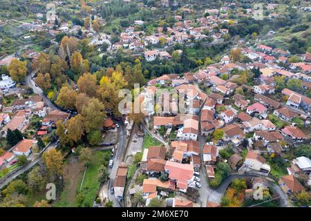 Paysage aérien de drone du village de montagne de kampos en automne. Troodos chypre Banque D'Images