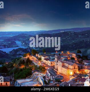 Ancienne cité médiévale de nuit 20/410 famos Calabria - vue sur le village, dans le sud de l'Italie. Banque D'Images