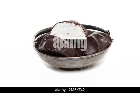 Guimauves enrobées de chocolat dans un bol en métal isolé sur fond blanc. Mini-dessert délicieux, en gros plan Banque D'Images