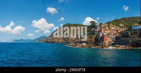 Magnifique vue sur la côte de Manarola depuis le bateau d'excursion.L'un des cinq célèbres villages du parc national des Cinque Terre en Ligurie, Banque D'Images
