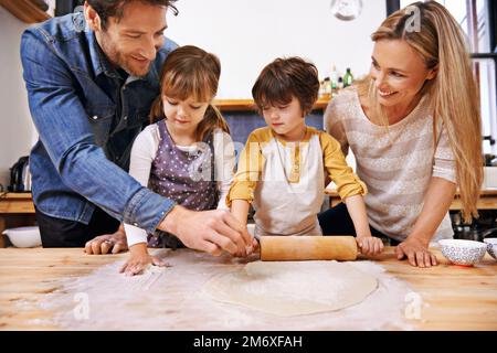 Faisons sortir la pâte... Une pizza pour toute la famille à la maison. Banque D'Images