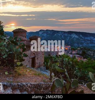 Sunrise vieille 20/410 famos Calabria - vue sur le village, dans le sud de l'Italie. Banque D'Images