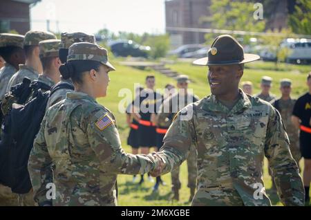 FORT MEADE, MD - le sergent Justin Geiger, à droite, affecté au détachement de l'École des transmissions de l'Armée des États-Unis, secoue la main du sergent Brittany Washington, nouvellement promu, étudiant à l'USASSD, lors d'une cérémonie de promotion ici, 9 mai. Washington a rejoint le corps des officiers non commissionnés avec sa promotion, une étape importante qui confère une grande part de responsabilité supplémentaire et de confiance dans ses capacités de leadership. Banque D'Images