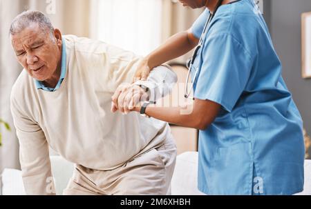 Homme âgé, infirmière et apprentissage de la marche, de la physiothérapie et de l'aide à l'équilibre dans la salle de séjour à domicile. Physiothérapeute, patient âgé et réadaptation Banque D'Images