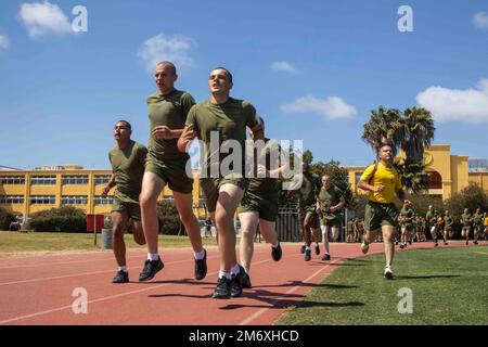 ÉTATS-UNIS Marine corps recrute avec Echo Company, 2nd Recruit Training Battalion, sprint autour de la piste lors d'un événement d'entraînement physique au Marine corps Recruit Depot San Diego, 09 mai 2022. Les recrues ont suivi une formation physique pour s'assurer de leur état de préparation chez les individus. Banque D'Images