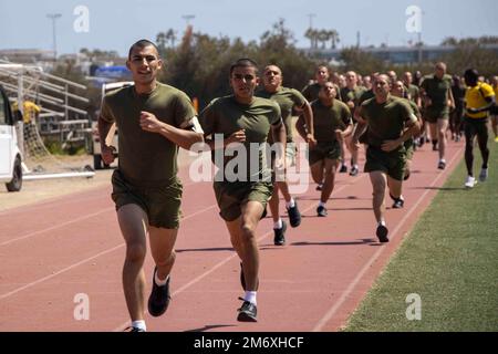 ÉTATS-UNIS Marine corps recrute avec Echo Company, 2nd Recruit Training Battalion, sprint autour de la piste lors d'un événement d'entraînement physique au Marine corps Recruit Depot San Diego, 09 mai 2022. Les recrues ont suivi une formation physique pour s'assurer de leur état de préparation chez les individus. Banque D'Images