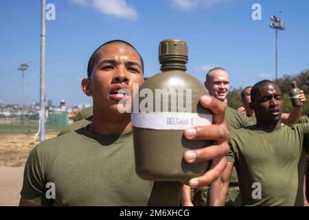 ÉTATS-UNIS Eduardo Delgado, recrue du corps maritime, avec Echo Company, 2nd Recruit Training Battalion, se prépare à hydrater lors d'un événement d'entraînement physique au Marine corps Recruit Depot San Diego, 09 mai 2022. Les recrues ont transporté une source d'eau tout au long de la formation des recrues pour assurer l'hydratation et la sécurité. Banque D'Images