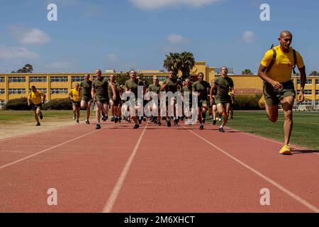 ÉTATS-UNIS Marine corps recrute avec Echo Company, 2nd Recruit Training Battalion, sprint autour de la piste lors d'un événement d'entraînement physique au Marine corps Recruit Depot San Diego, 09 mai 2022. Les recrues ont suivi une formation physique pour s'assurer de leur état de préparation chez les individus. Banque D'Images