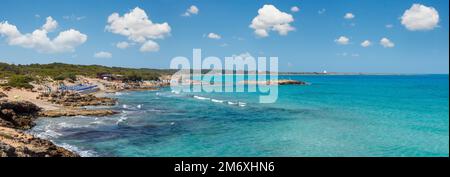 Plage Ionienne pittoresque Punta della SUINA près de la ville de Gallipoli à Salento, Puglia, Italie. Torre del Pizzo en loin. Banque D'Images