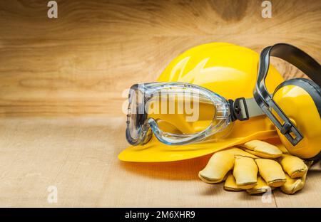 concept de sécurité. outils de sécurité pour la construction. casque de construction jaune gants en cuir et écouteurs. Banque D'Images