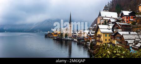 Hallstatt, Autriche - vue panoramique sur le célèbre Hallstatt, la ville protégée par l'UNESCO au bord du lac avec l'église luthérienne de Hallstatt par une journée froide et fébrile Banque D'Images