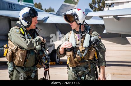 Kenneth Whitesell, vice-adjoint, commandant des Forces aériennes navales, à gauche, et le lieutenant John Tonkovich débarquent un Super Hornet du bloc III F/A-18F affecté aux « Vampires » de l'Escadron d'essais et d'évaluation aériens (VX) 9, 9 mai. Le F/A-18F Block III est un ajout clé à la « Air Wing of the future » aux côtés du F-35C Lightning II, du CMV-22 Osprey et de l'E-2D Advanced Hawkeye, offrant des capacités améliorées et une polyvalence inégalée pour conduire et gagner dans n'importe quel environnement dans le cadre d'une Carrier Air Wing. Banque D'Images