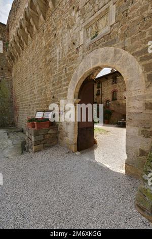 Vue sur la cour du vieux château de Spedaletto Banque D'Images