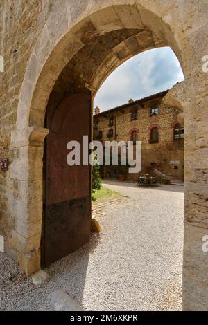 Vue sur la cour du vieux château de Spedaletto Banque D'Images