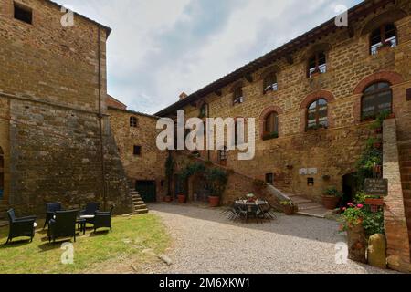 Vue sur la cour du vieux château de Spedaletto Banque D'Images