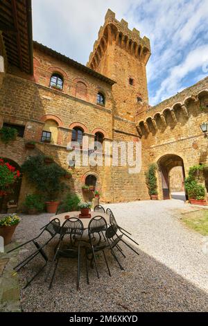 Vue sur la cour du vieux château de Spedaletto Banque D'Images