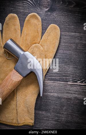 Gant de sécurité en cuir marteau à griffe sur la version verticale en bois. Banque D'Images