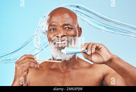 Éclaboussures d'eau, hygiène bucco-dentaire et portrait d'un homme dans un studio pour la santé et le bien-être de la bouche. Dentifrice, brosse à dents et personnes âgées africaines se brossant Banque D'Images